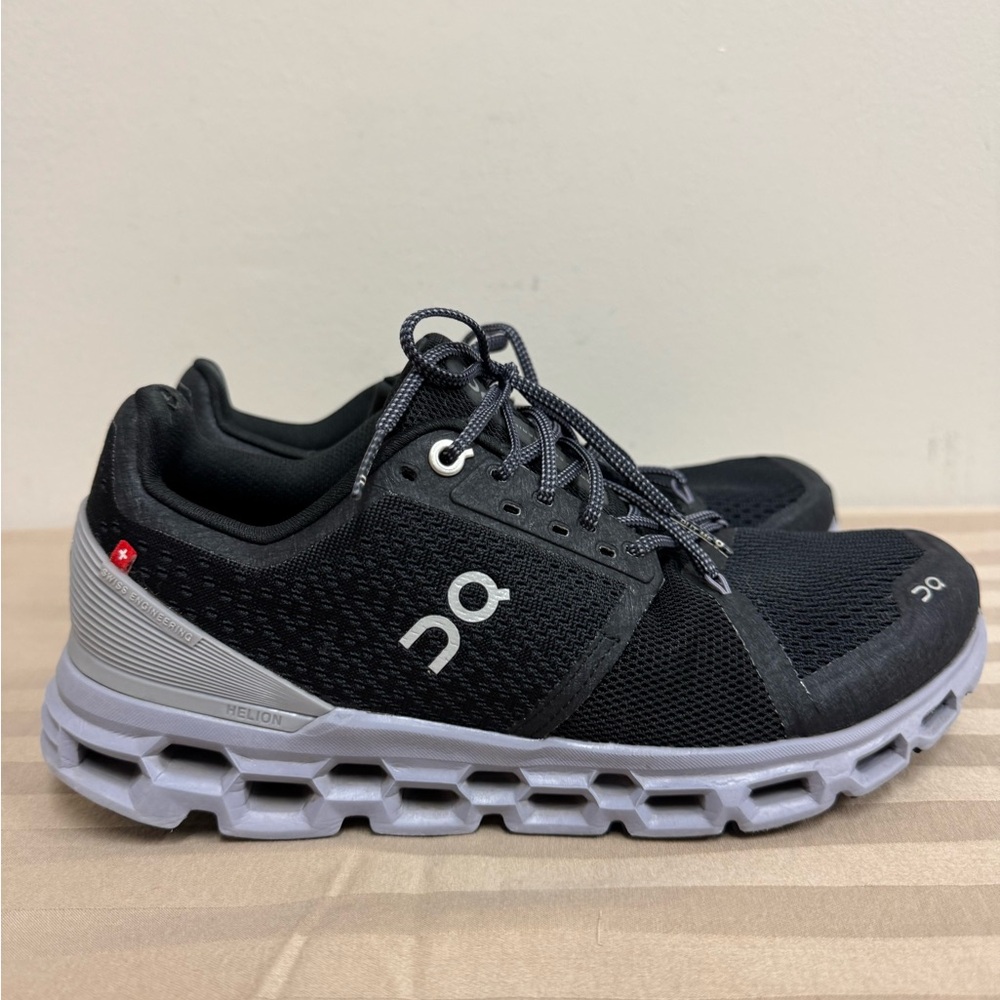 On Running Coudstratus Black and Lilac Sneakers